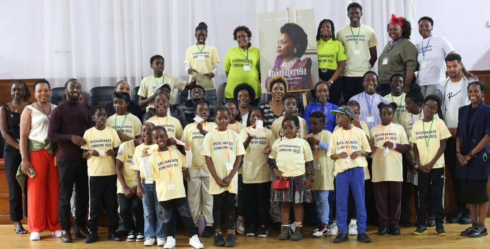 Abasaakaate ne basomesa baabwe nga bali wamu ku lunaku lw’okuggulawo Ekisaakaate kya Nnaabagereka (UK) 2025 Abasaakaate ne basomesa baabwe nga bali wamu ku lunaku lw’okuggulawo Ekisaakaate kya Nnaabagereka (UK) 2025